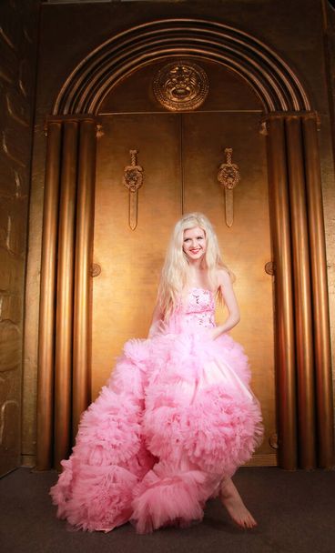 Szexi vékony szőke divat rózsaszín felhő ruha gyönyörű hosszú ruha. - Fotó, kép