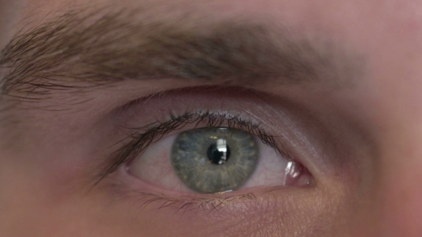 close-up van oog van jonge man kijken naar camera - Video