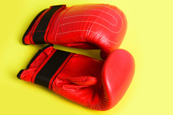 Forte conceito de equipamento esportivo com luvas de boxe vermelho suculento
 - Foto, Imagem