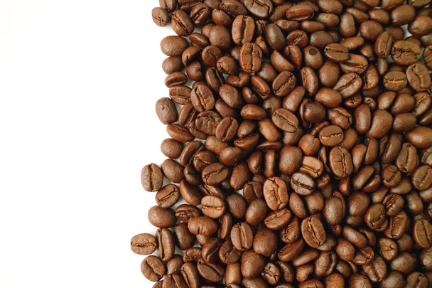 Tummanruskea paahdettuja kahvipapuja eristetty valkoisella pohjalla kopiotilaa - Valokuva, kuva