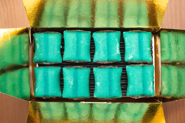 Коробка Куссен де Лион марципан и шоколад сладкая специальность
  - Фото, изображение