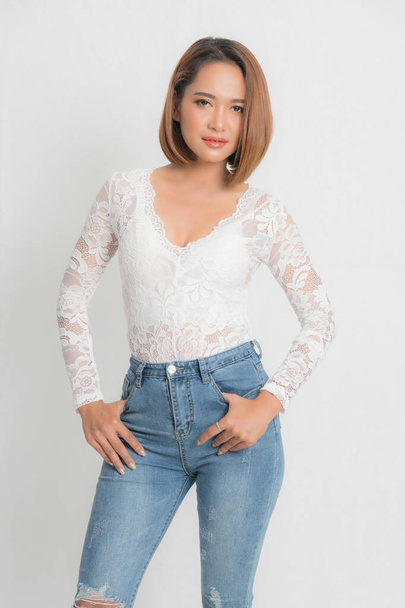 Güzel genç Asya moda beyaz gömlek. - Fotoğraf, Görsel