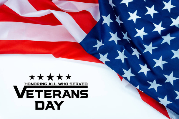 С Днем ветеранов с американскими флагами на белом фоне
. - Фото, изображение