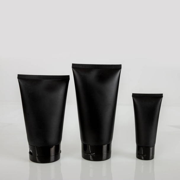 preto cosmético tubo creme loção facial espuma protetor solar maquiagem beleza cosméticos fundação com fundo
 - Foto, Imagem