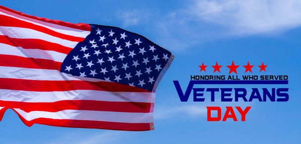 Happy Veterans Day s americkými vlajkami na modrém pozadí oblohy. - Fotografie, Obrázek