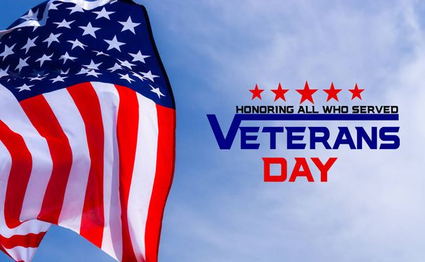 Happy Veterans Day s americkými vlajkami na modrém pozadí oblohy. - Fotografie, Obrázek