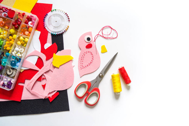 Workshop toy parrot made of felt. Material for creativity. - Valokuva, kuva