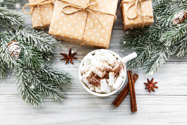 Рождественская композиция с горячим шоколадом и подарочные коробки
 - Фото, изображение