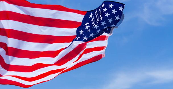 Wij Amerikaanse vlag op blauwe lucht achtergrond. Voor Usa Memorial Day, V - Foto, afbeelding