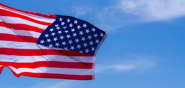 uns amerikanische Flagge auf blauem Himmel Hintergrund. für usa gedenktag, v - Foto, Bild