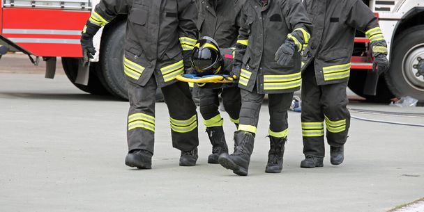 Tragbahrenträger der Feuerwehr nach Verkehrsunfall - Foto, Bild