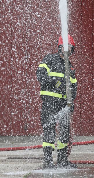 pompieri con idrante tubo
 - Foto, immagini