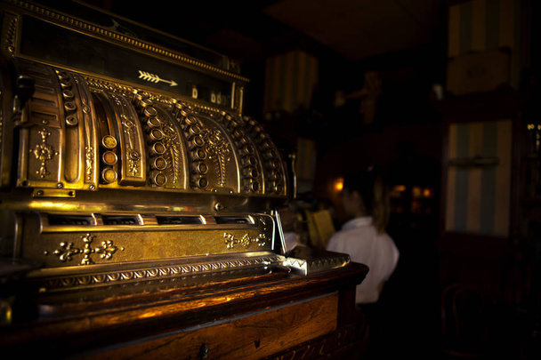 Vieille caisse en or du XIXe siècle dans un vieux restaurant chic
. - Photo, image