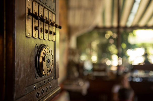 Enfoque selectivo en los diales e interruptores del estilo antiguo del siglo XIX
  - Foto, Imagen