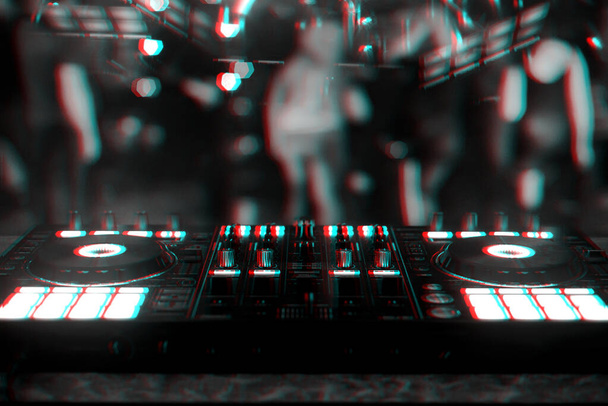 professionele DJ-controller voor het mixen van elektronische muziek - Foto, afbeelding