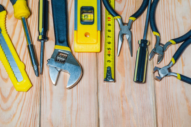 Инструменты для мастера-строителя подготовлены перед работой на деревянных досках
 - Фото, изображение