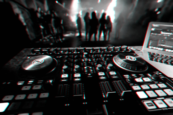 DJ πλακέτα ελεγκτή μίξερ για επαγγελματική ανάμειξη της ηλεκτρονικής μουσικής σε ένα νυχτερινό κέντρο διασκέδασης - Φωτογραφία, εικόνα
