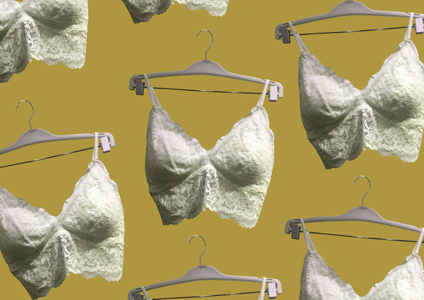 Kant beha 's op een hanger geïsoleerd op de achtergrond. Textiel, ondergoed. Vintage Lace Bras ongevoerde kant detaillering. Sexualiteit lingerie. Modeconcept. Stijlvolle lingerie. Vrouwelijk ondergoed. Patroon - Foto, afbeelding