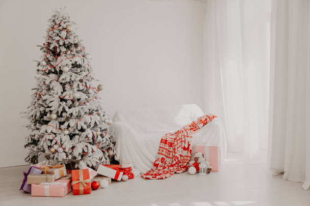 ano novo Natal árvore luzes presentes Interior guirlandas feriado inverno
 - Foto, Imagem