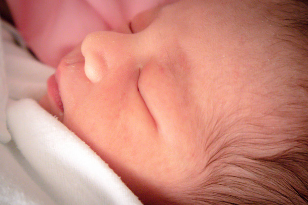 Close-up en selectieve focus van een dag oude baby - Foto, afbeelding