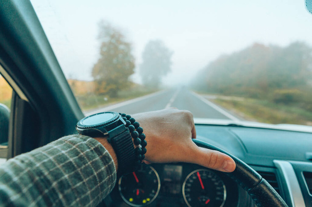 концепт подорожі автомобіля людина рука на рульовому колесі швидкість
 - Фото, зображення