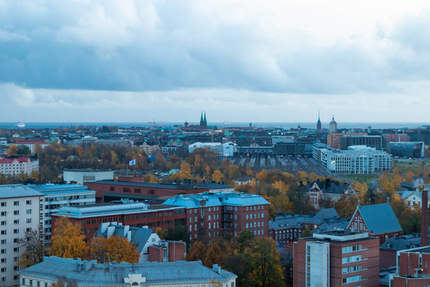 Повітряний вид Гельсінського центру осіннього хмарного вечора.. - Фото, зображення