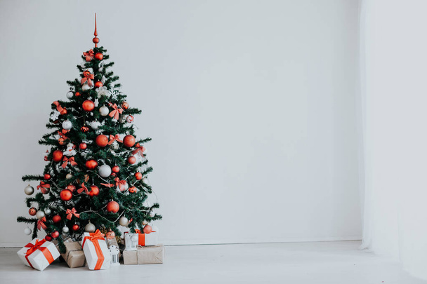 Decorazione di Natale camera bianca nuovi regali albero di anno
 - Foto, immagini
