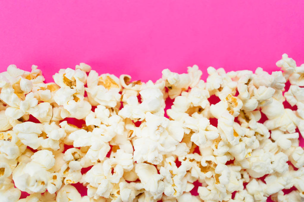 Popcorn auf rosa Hintergrund. Kopierraum. - Foto, Bild