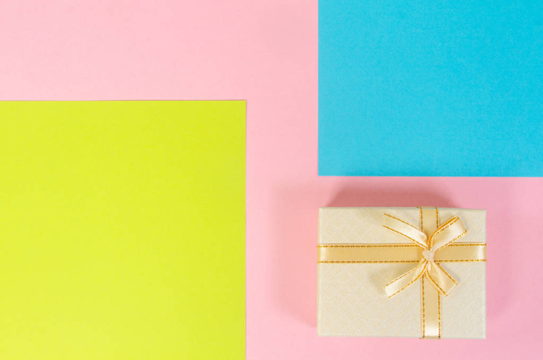 Belle boîte cadeau avec un arc jaune - Photo, image
