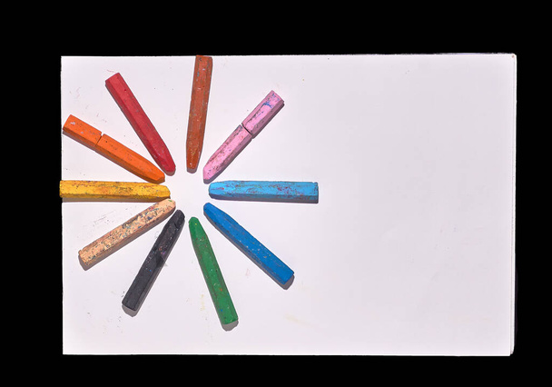 vista superior colorido de lápices de colores y espacio para el texto, aislado sobre fondo negro
. - Foto, Imagen