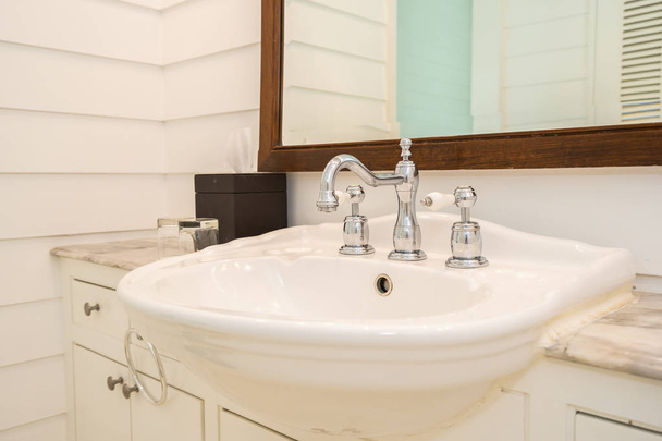 Wasserhahn und Waschbecken Dekoration im Badezimmer - Foto, Bild