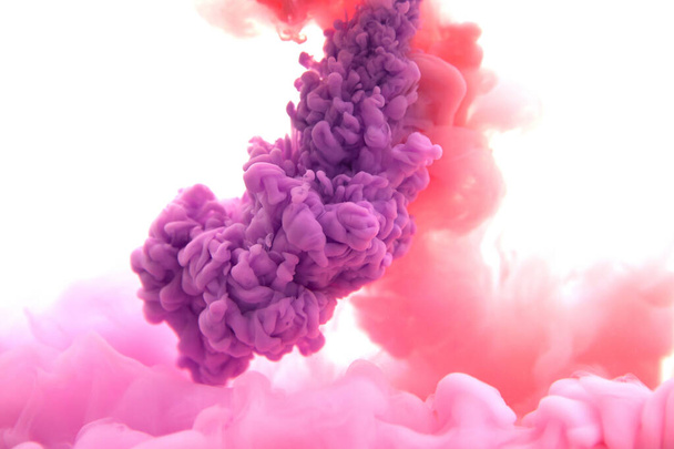 Mischung aus roter und violetter Tinte im Wasser - Foto, Bild