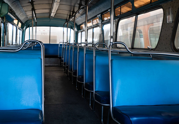 Asientos de autobús azul antiguo
 - Foto, imagen