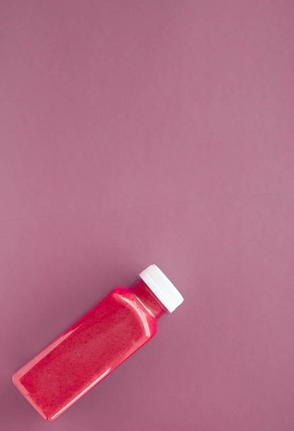 Detox superfood fraise smoothie bouteille pour la perte de poids propre
 - Photo, image