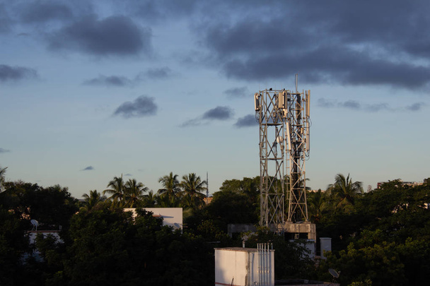 Mobiele telefoonantennes op een dak met hemelse achtergrond. antennes voor het ontvangen en verzenden van draadloze signalen. - Foto, afbeelding