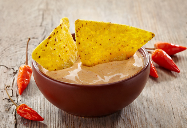 Cuenco de dip y nachos
 - Foto, imagen
