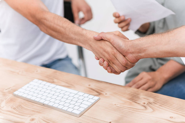 close up. background image of friendly handshake of employees . - Foto, afbeelding