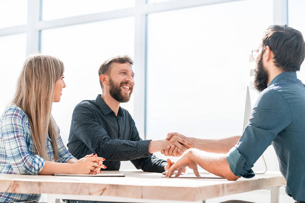 smiling business partners handshake during a business meeting. - Foto, afbeelding