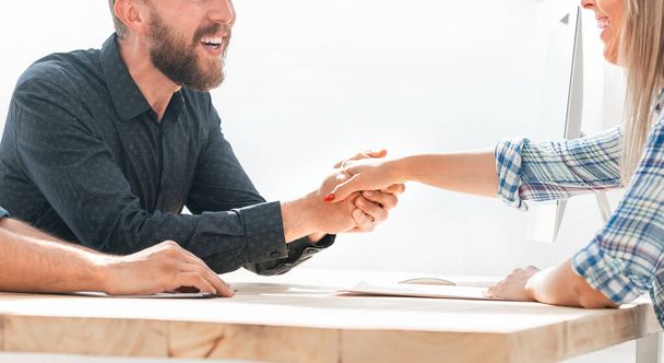 employer shaking hands with a new employee during the interview - Foto, afbeelding