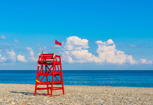 Torre di salvataggio, bandiera rossa, il nuoto è vietato
. - Foto, immagini