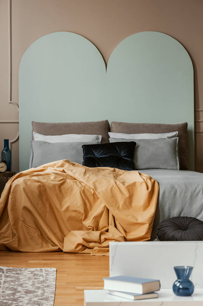 Luksusowe i głód wnętrze sypialni w nowoczesnym apartamencie typu Studio - Zdjęcie, obraz