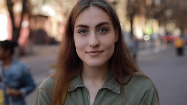 Mujer europea feliz estudiante riendo mirando la cámara en la ciudad
 - Metraje, vídeo