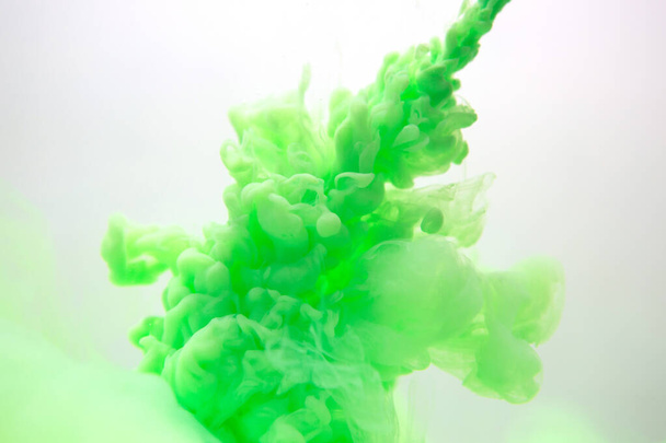 Tinta verde abstracta en agua
 - Foto, imagen