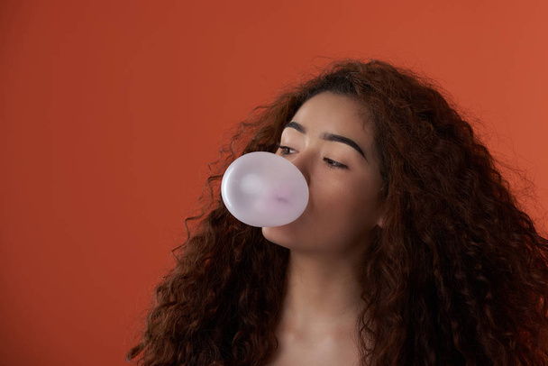 Teenager blowing bubble gum ball - Foto, Imagen