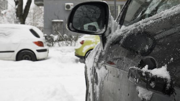 Coches aparcados cubiertos de nieve durante el día de invierno
. - Foto, Imagen