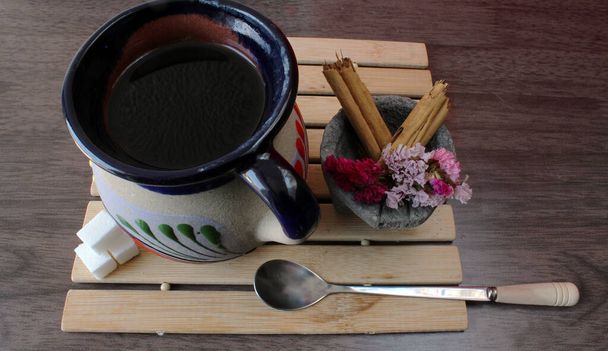 Изображение легкого завтрака для пробуждения, с американским кофе и немного сахара, в сопровождении корицы
 - Фото, изображение