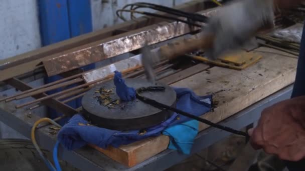 Hammer mit Händen trifft Stahlstange - Filmmaterial, Video
