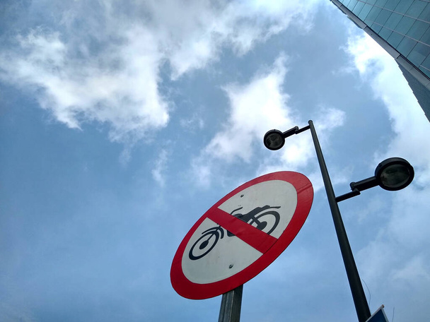 Motosikletle park etmenin yasak olduğuna dair işaretler.. - Fotoğraf, Görsel