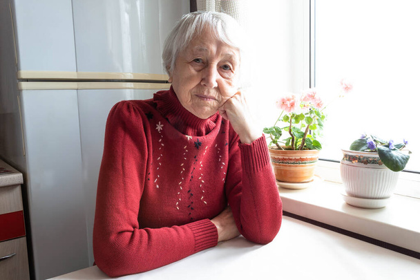 Vanhukset yksinäinen nainen masentunut istuu pöydässä - Valokuva, kuva