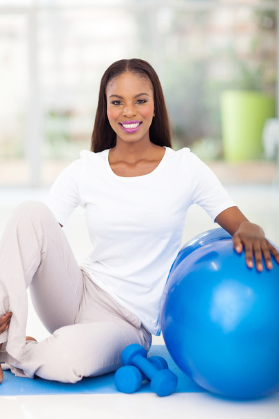african american woman with exercise ball at home - Foto, Bild